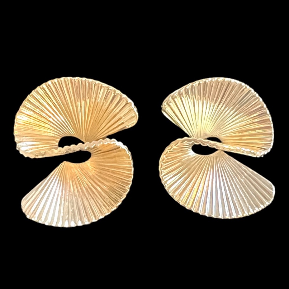 Beautiful vintage swirl gold earrings